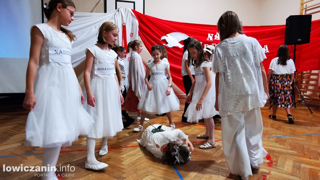 SP1 Łowicz. Występ z okazji 11 Listopada