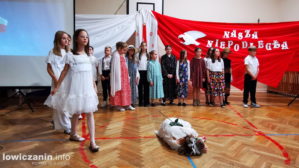 SP1 Łowicz. Występ z okazji 11 Listopada