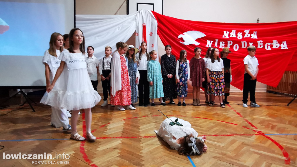 SP1 Łowicz. Występ z okazji 11 Listopada
