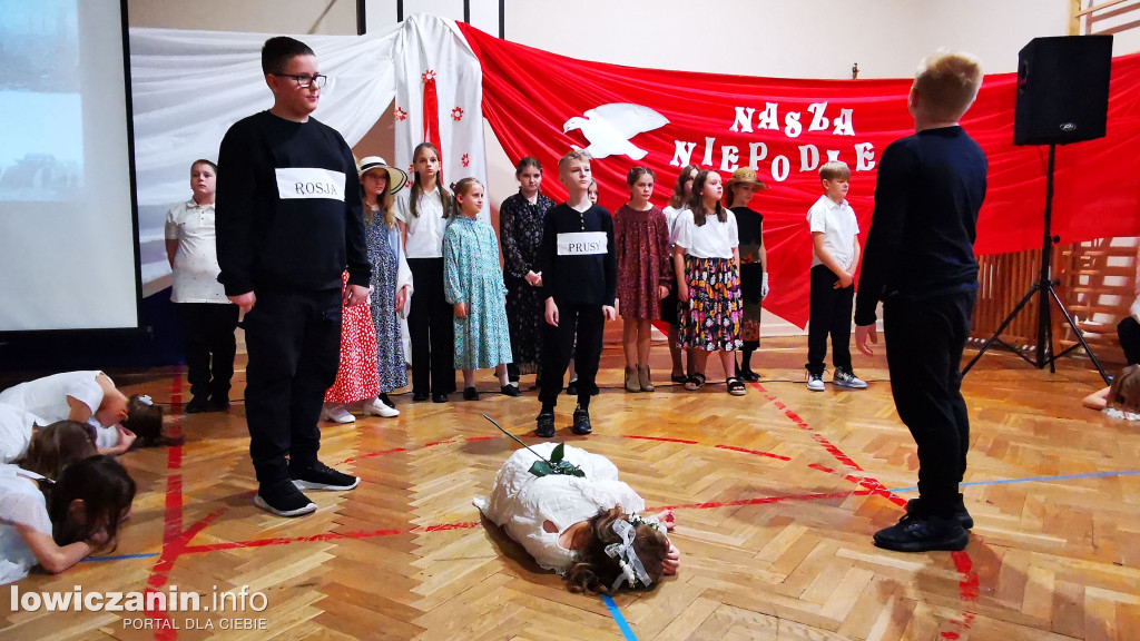 SP1 Łowicz. Występ z okazji 11 Listopada