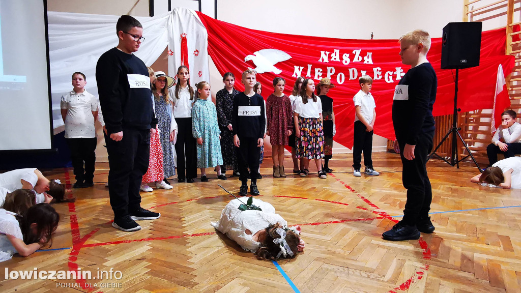 SP1 Łowicz. Występ z okazji 11 Listopada