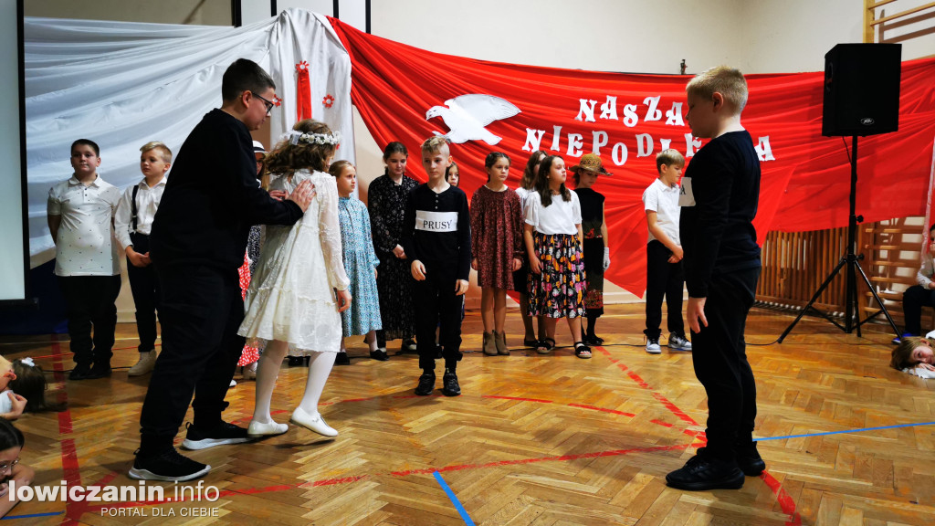 SP1 Łowicz. Występ z okazji 11 Listopada