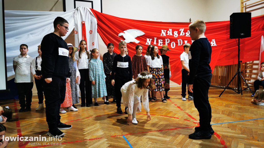 SP1 Łowicz. Występ z okazji 11 Listopada