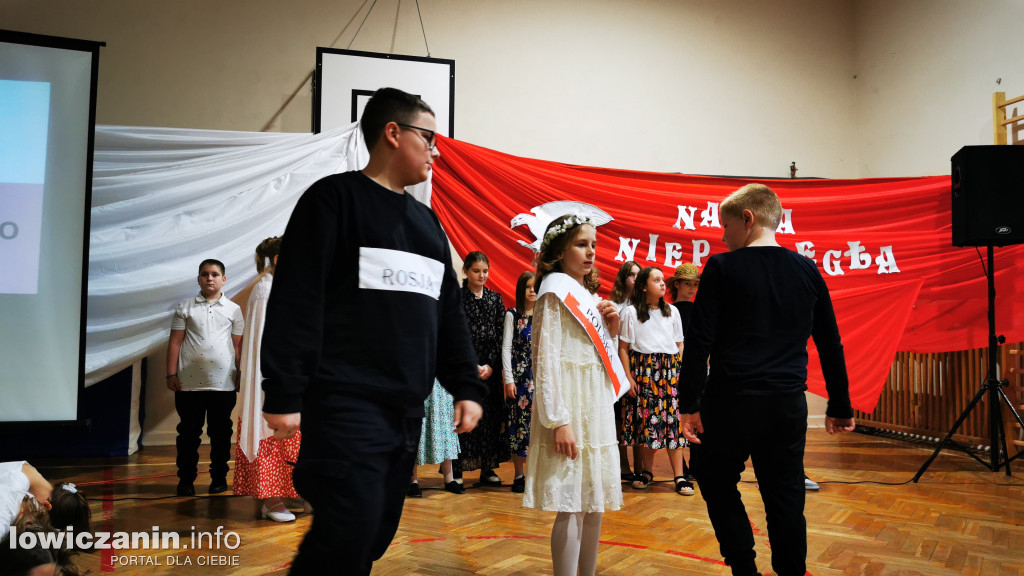 SP1 Łowicz. Występ z okazji 11 Listopada