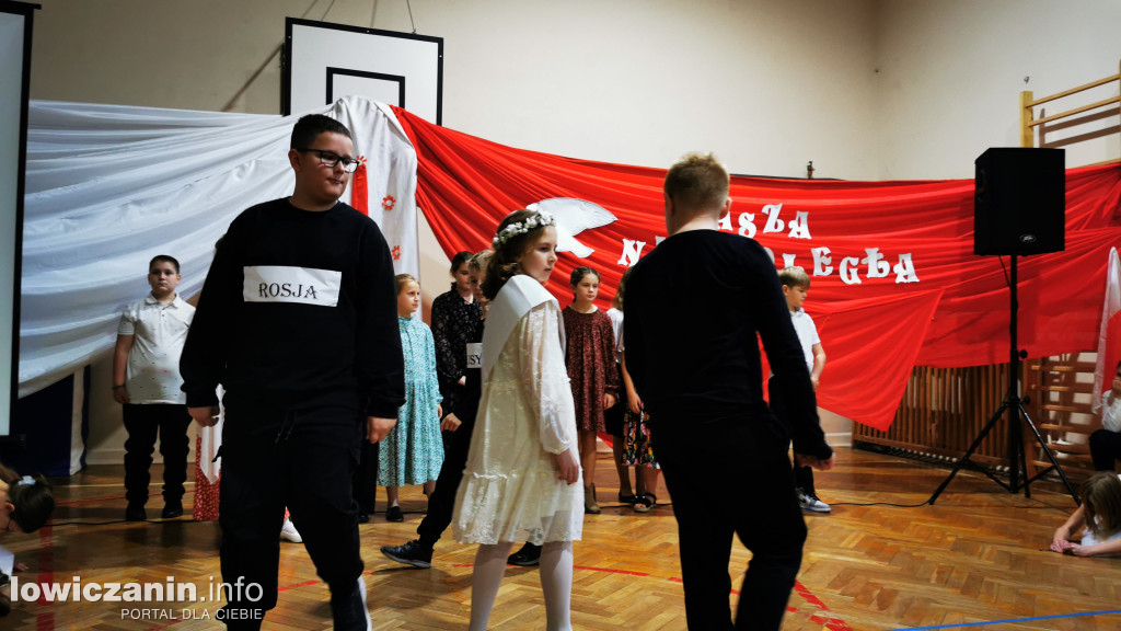 SP1 Łowicz. Występ z okazji 11 Listopada