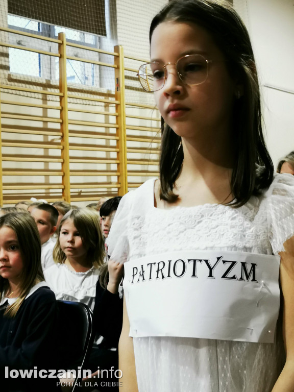 SP1 Łowicz. Występ z okazji 11 Listopada