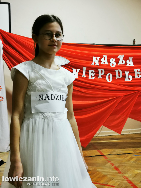 SP1 Łowicz. Występ z okazji 11 Listopada