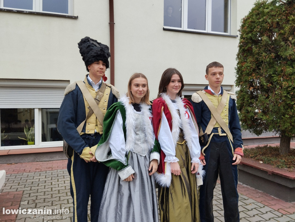 Pochód szkoły pijarskiej z okazji 11 listopada
