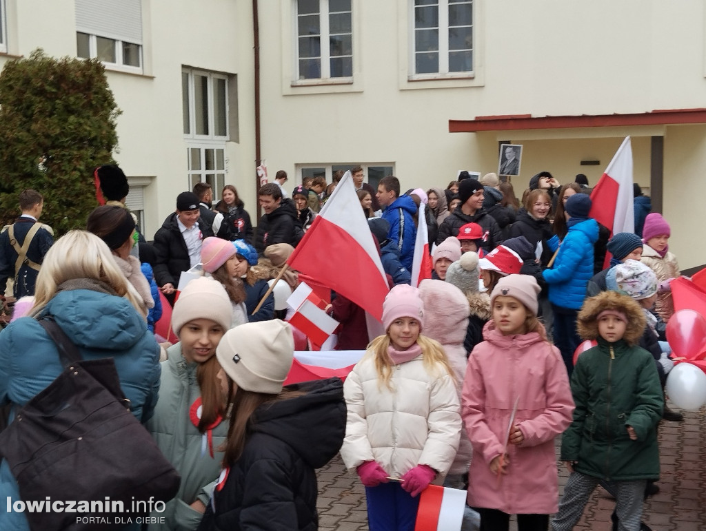Pochód szkoły pijarskiej z okazji 11 listopada