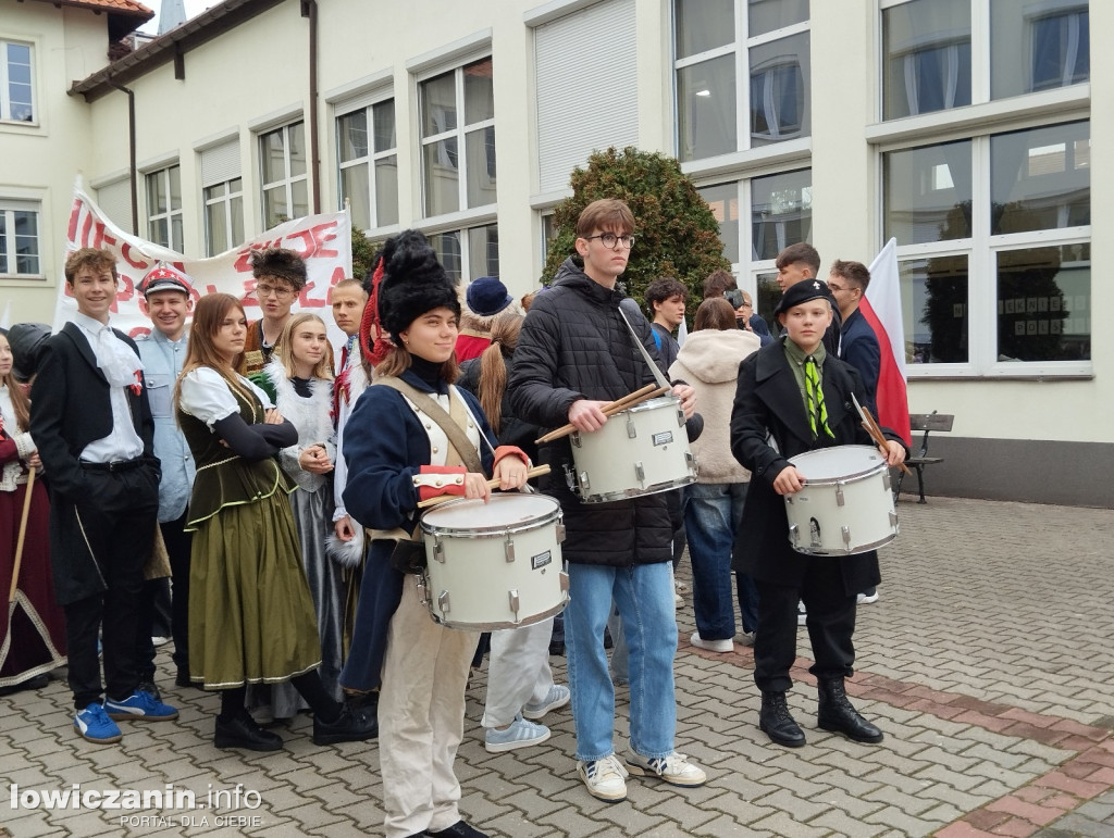 Pochód szkoły pijarskiej z okazji 11 listopada