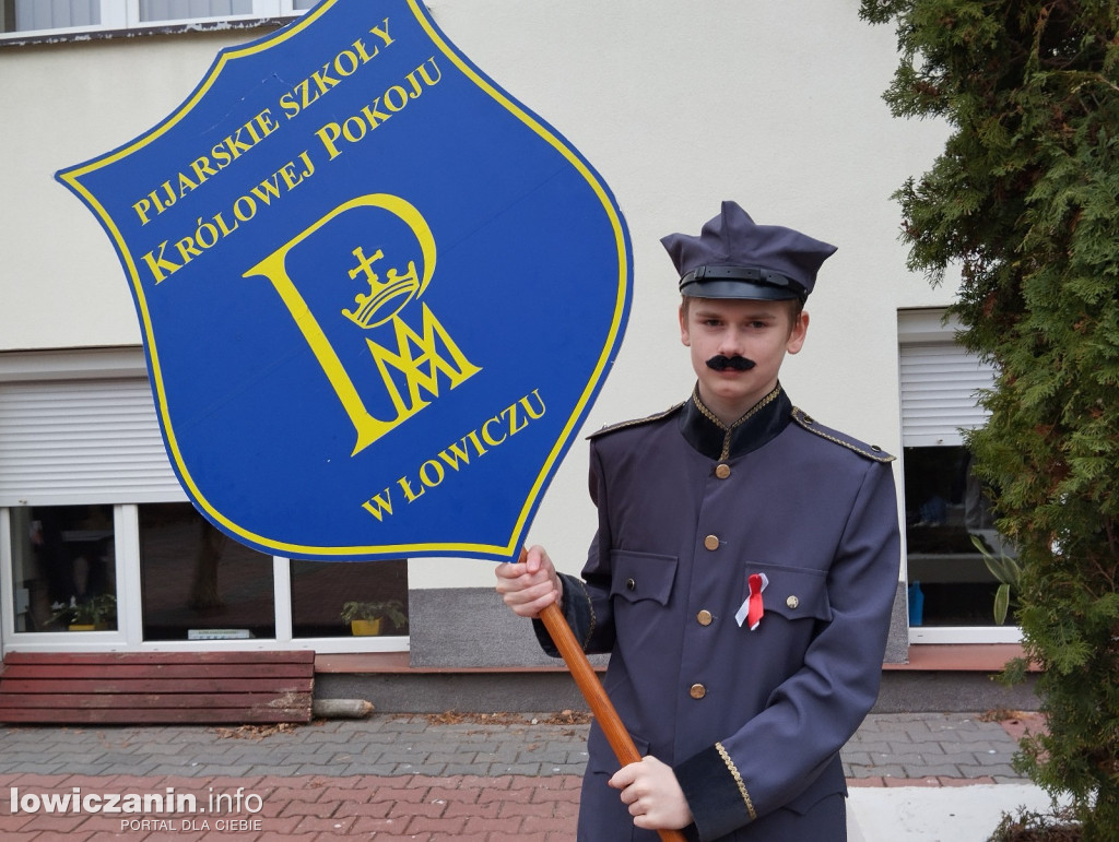 Pochód szkoły pijarskiej z okazji 11 listopada