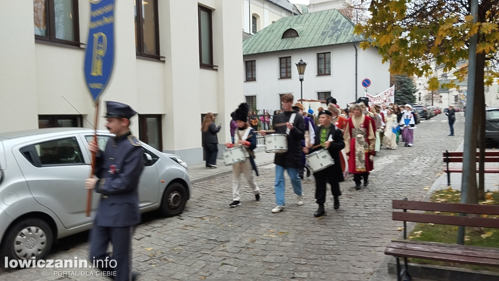 Pochód szkoły pijarskiej z okazji 11 listopada