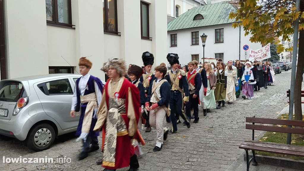 Pochód szkoły pijarskiej z okazji 11 listopada