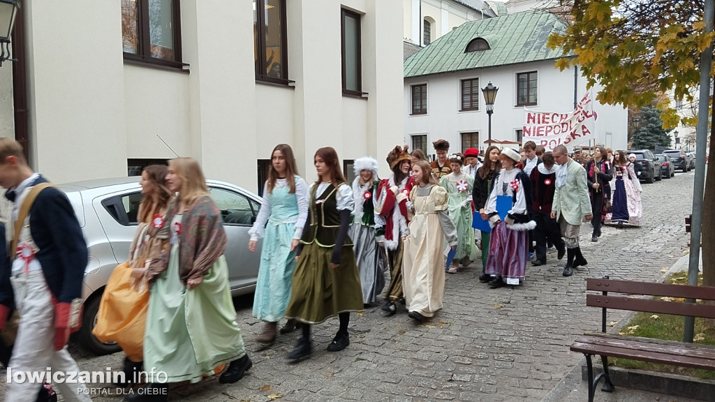 Pochód szkoły pijarskiej z okazji 11 listopada