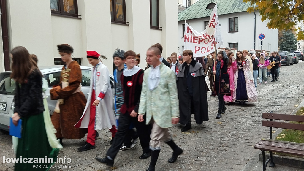 Pochód szkoły pijarskiej z okazji 11 listopada