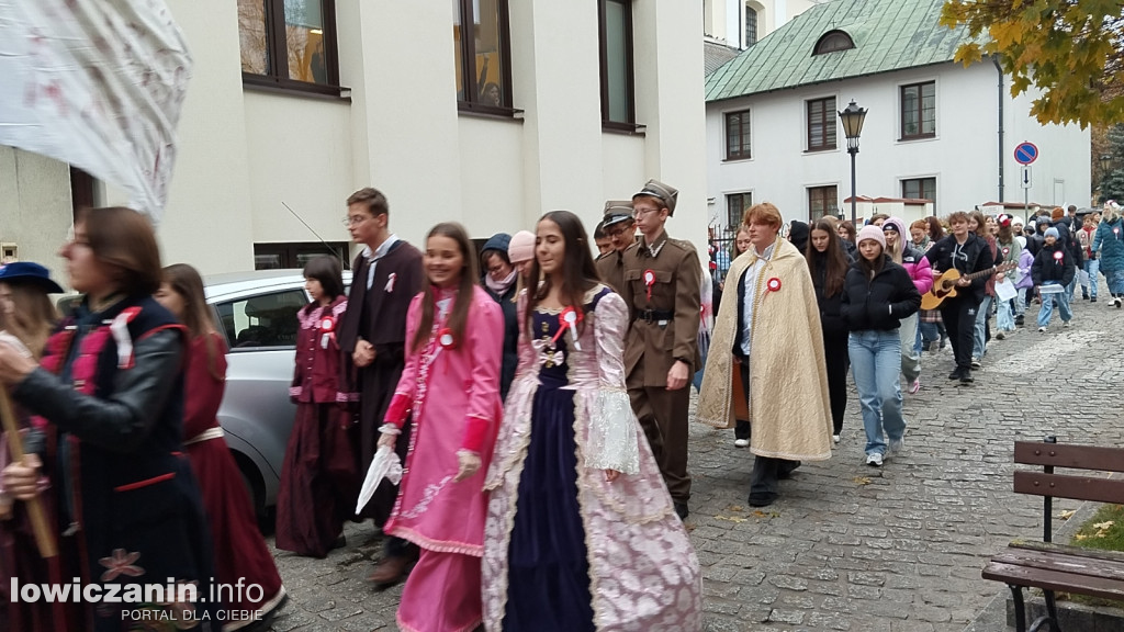 Pochód szkoły pijarskiej z okazji 11 listopada