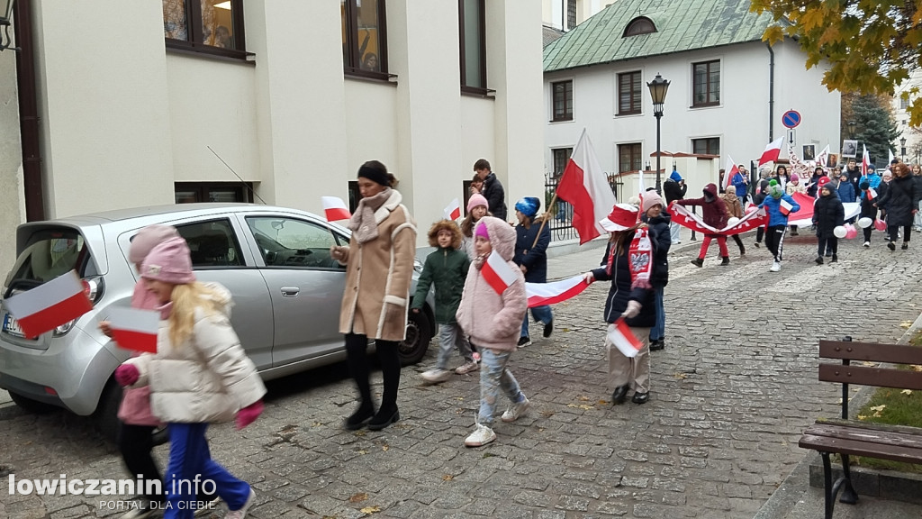 Pochód szkoły pijarskiej z okazji 11 listopada