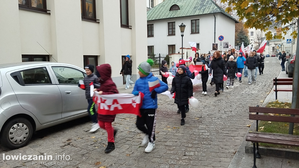 Pochód szkoły pijarskiej z okazji 11 listopada