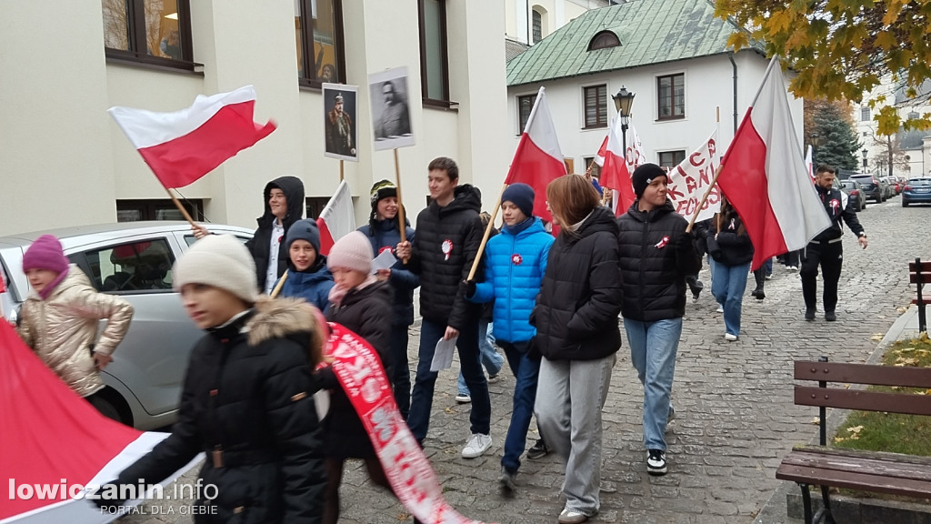 Pochód szkoły pijarskiej z okazji 11 listopada