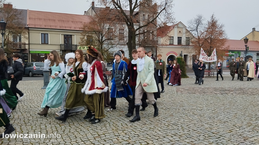 Pochód szkoły pijarskiej z okazji 11 listopada