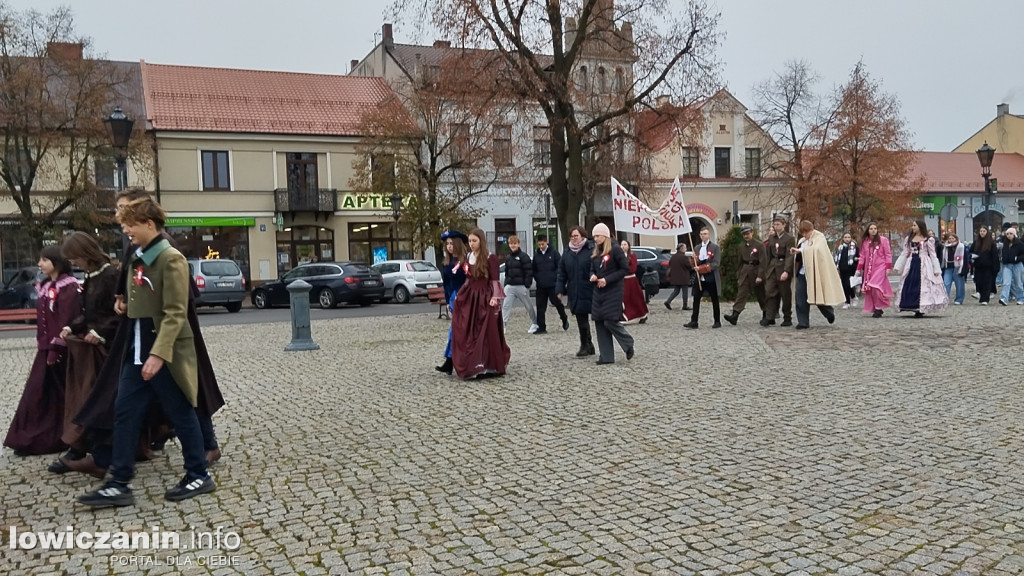Pochód szkoły pijarskiej z okazji 11 listopada