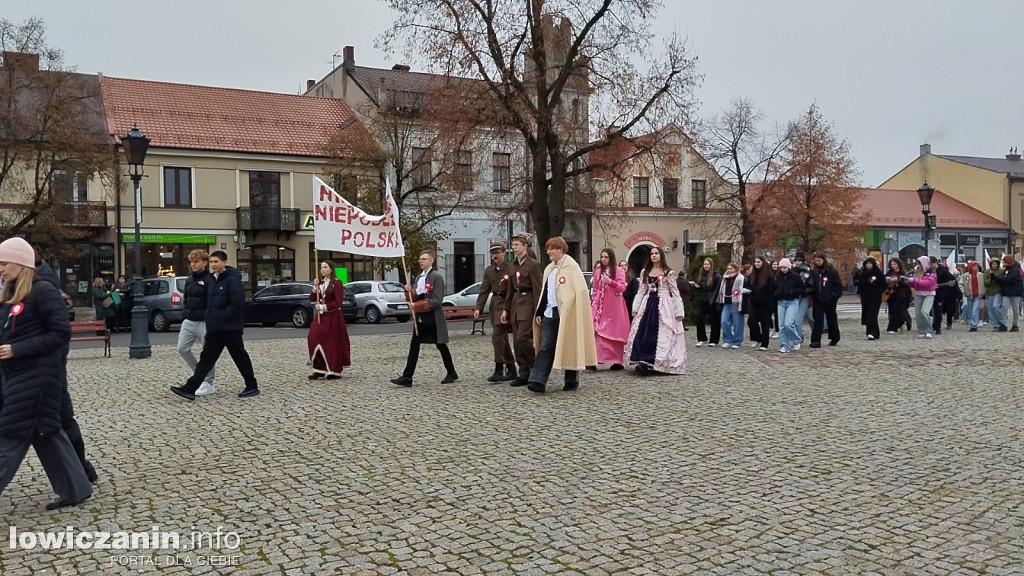 Pochód szkoły pijarskiej z okazji 11 listopada