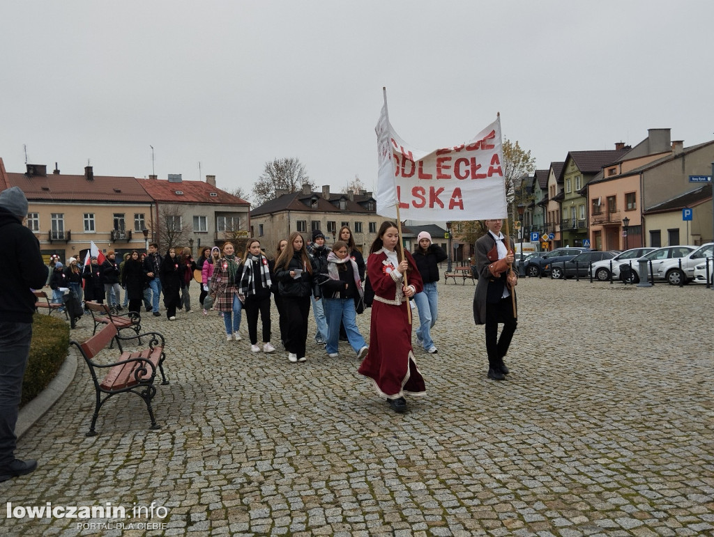 Pochód szkoły pijarskiej z okazji 11 listopada