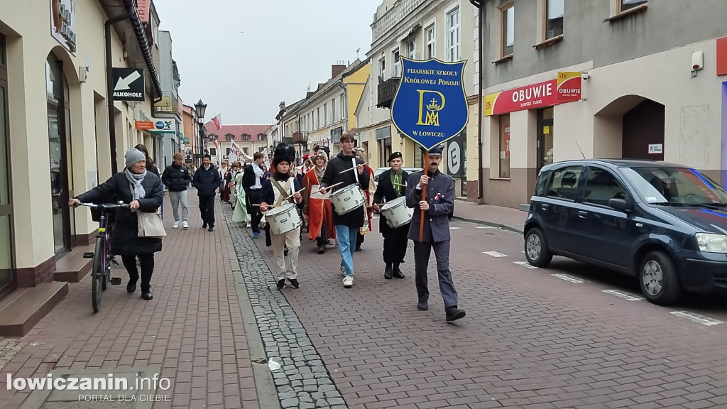 Pochód szkoły pijarskiej z okazji 11 listopada