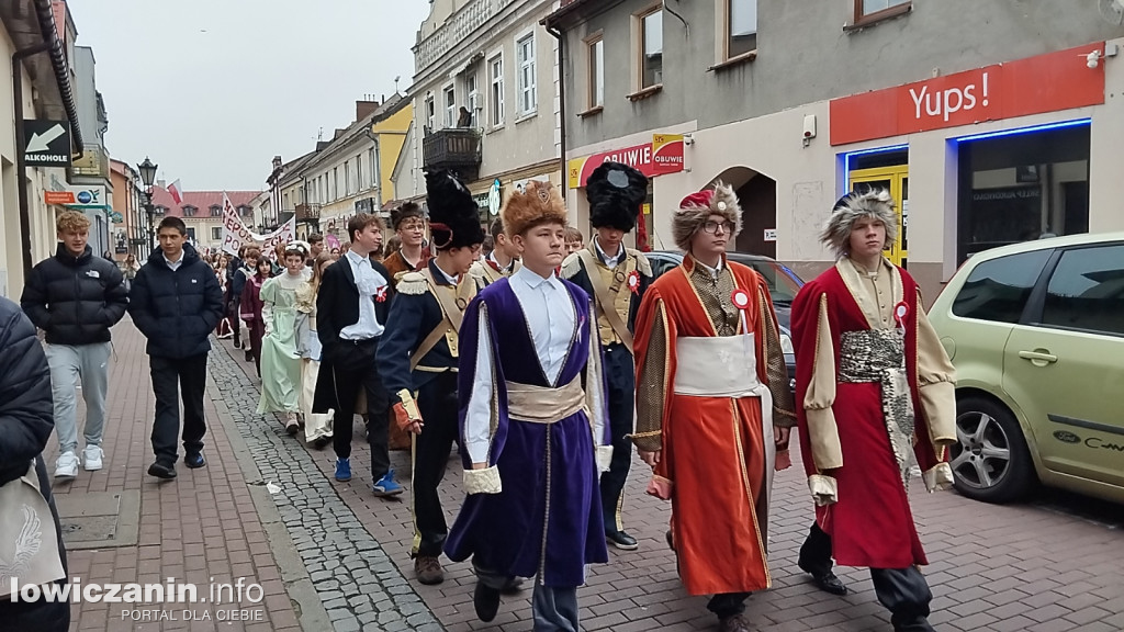 Pochód szkoły pijarskiej z okazji 11 listopada