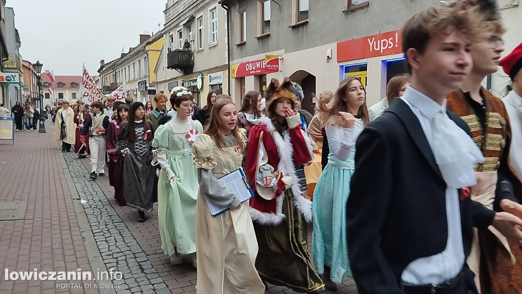Pochód szkoły pijarskiej z okazji 11 listopada