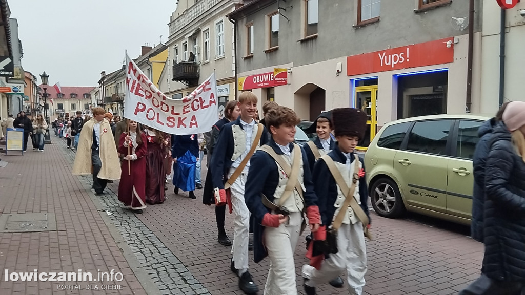 Pochód szkoły pijarskiej z okazji 11 listopada