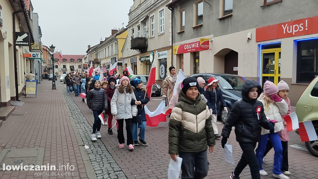 Pochód szkoły pijarskiej z okazji 11 listopada