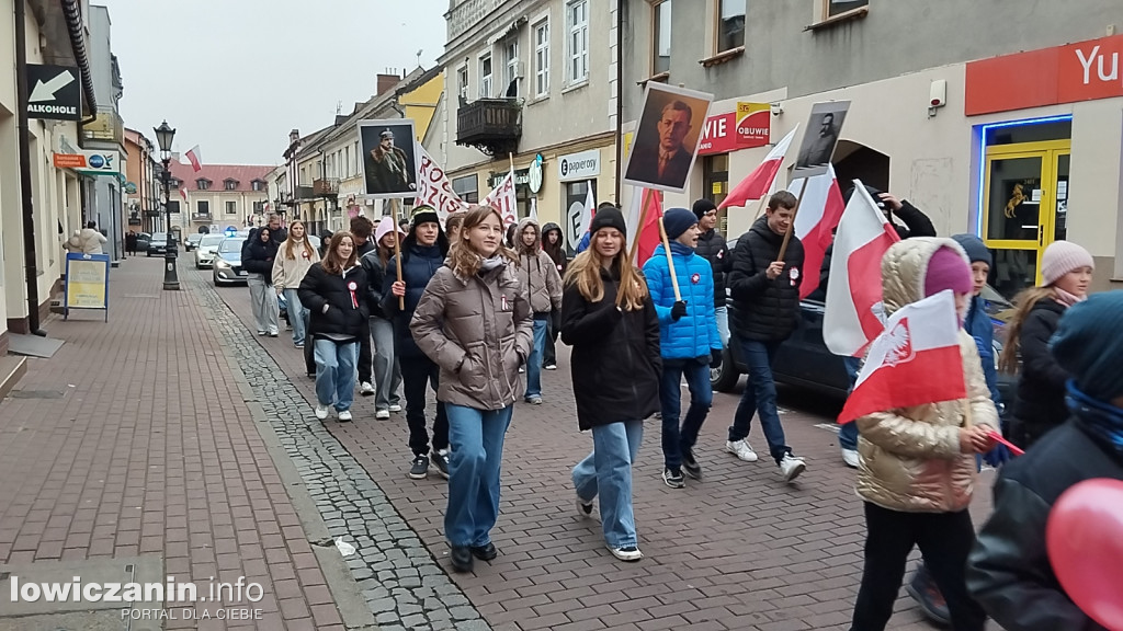 Pochód szkoły pijarskiej z okazji 11 listopada