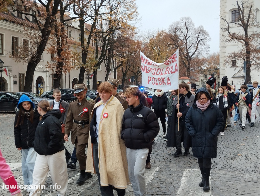 Pochód szkoły pijarskiej z okazji 11 listopada
