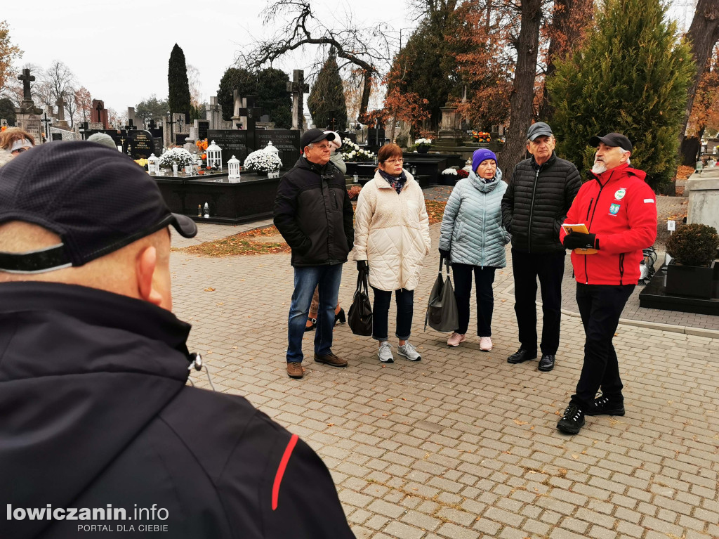 Spacer z przewodnikiem PTTK po cmentarzu katedralnym