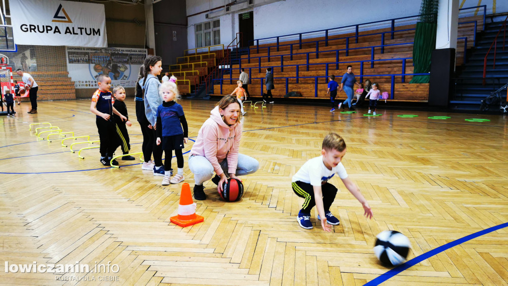 Biegi sprawnościowe dla dzieci na hali OSiR w Łowiczu