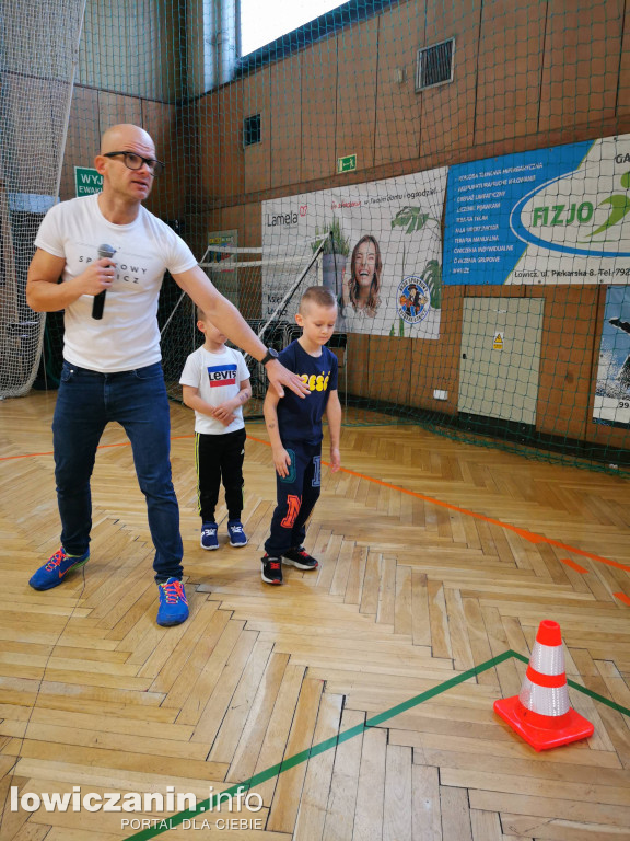 Biegi sprawnościowe dla dzieci na hali OSiR w Łowiczu