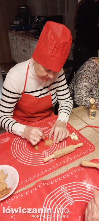 Pieczenie pierniczków z seniorami w Łowiczu