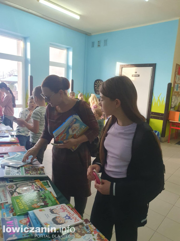 Kiermasz książek w Szkole Podstawowej w Gągolinie Południowym