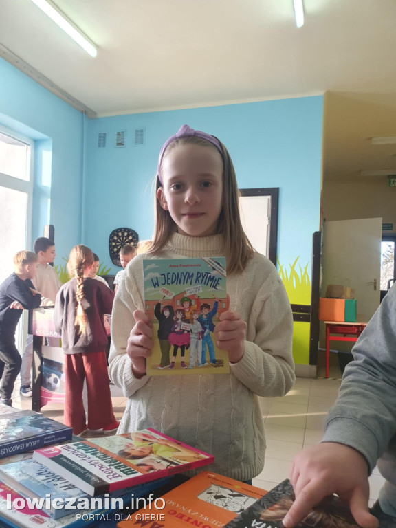 Kiermasz książek w Szkole Podstawowej w Gągolinie Południowym