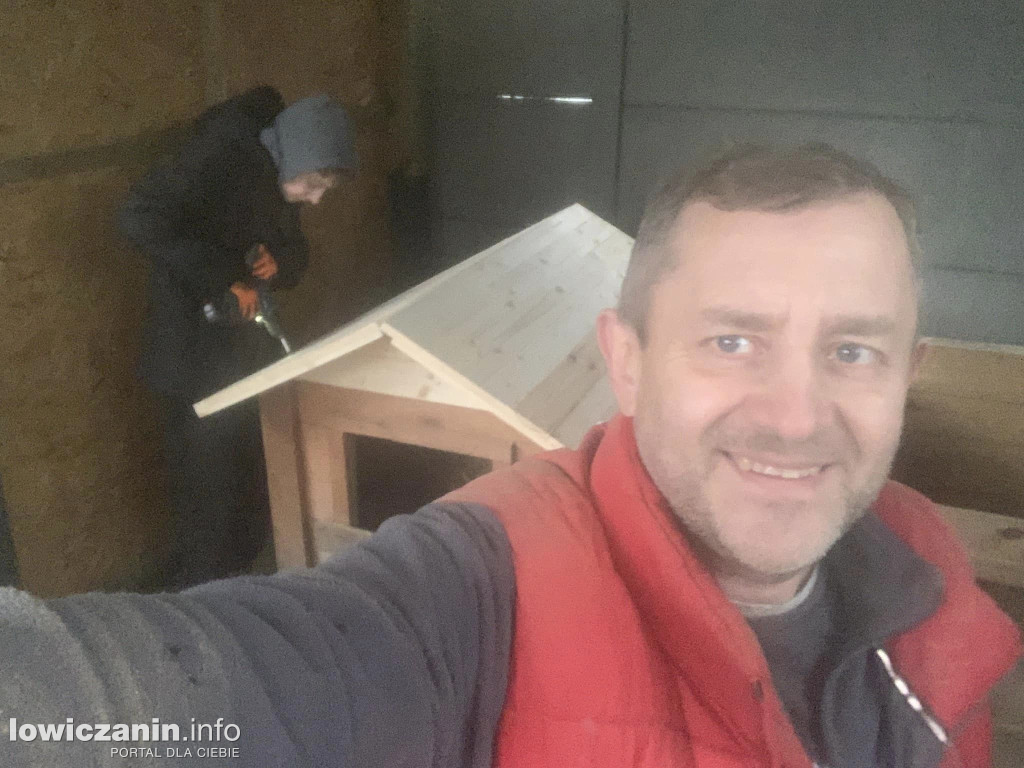 Wspólna praca ojca i syna na rzecz schroniska