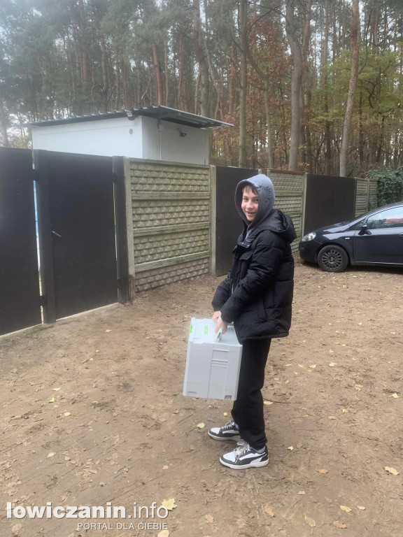Wspólna praca ojca i syna na rzecz schroniska
