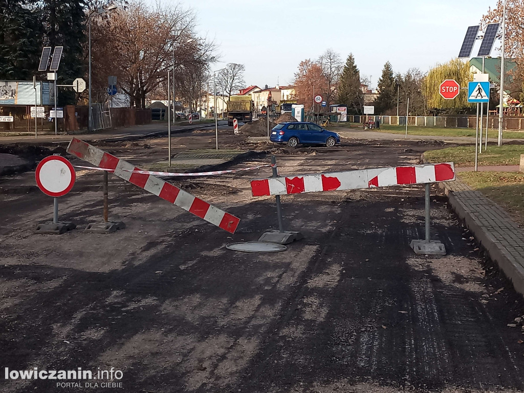 Prace na skrzyżowaniu ulic: Ułańskiej, Topolowej i Starościńskiej