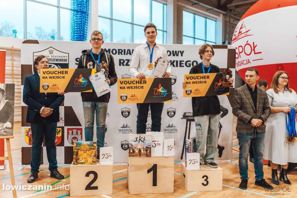 Łowiccy szachiści na podium turnieju w Zgierzu