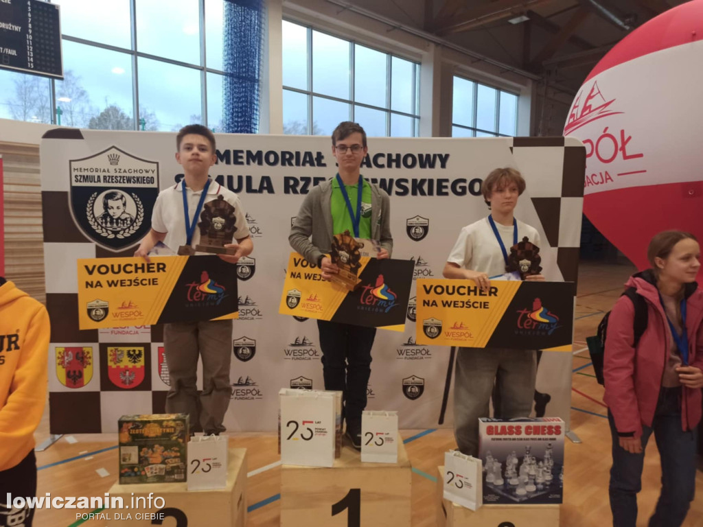 Łowiccy szachiści na podium turnieju w Zgierzu