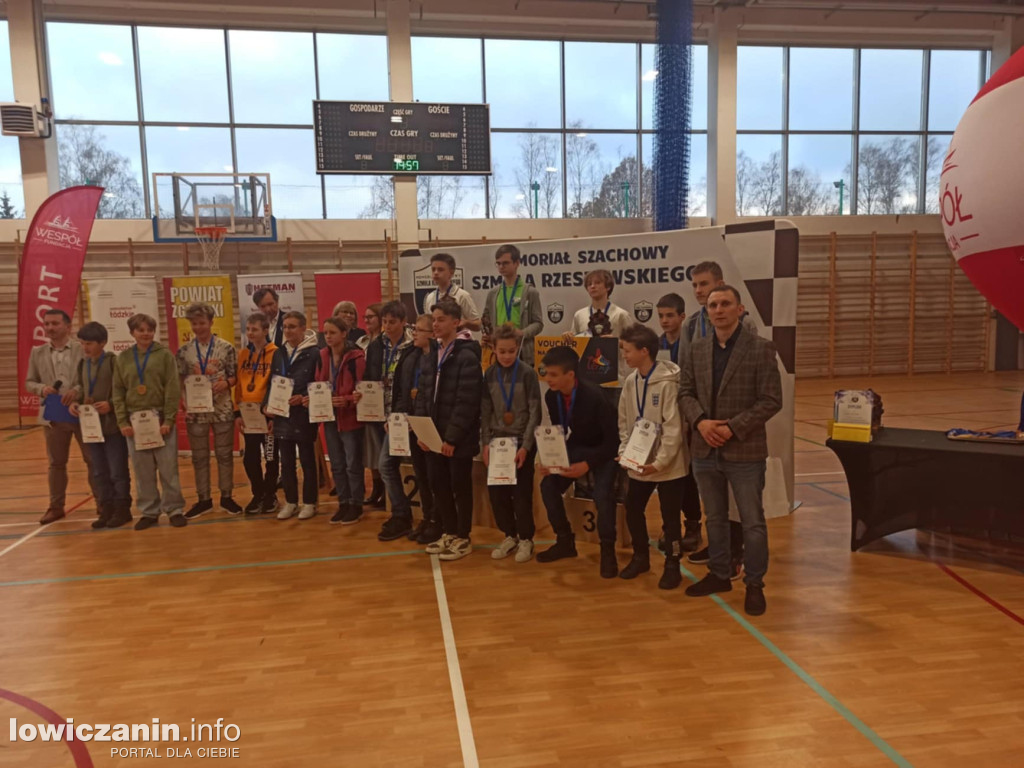 Łowiccy szachiści na podium turnieju w Zgierzu