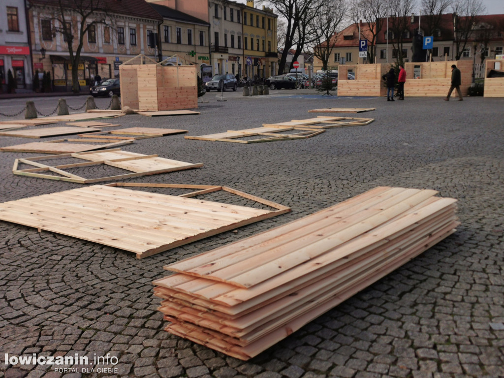 11-metrowa choinka już zdobi Stary Rynek w Łowiczu