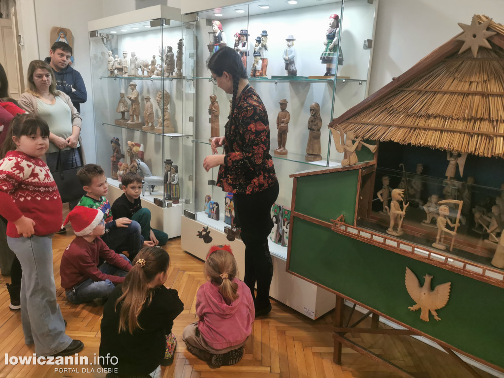 Tworzą świąteczne cuda! Rodzinne Warsztaty Bożonarodzeniowe w łowickim muzeum