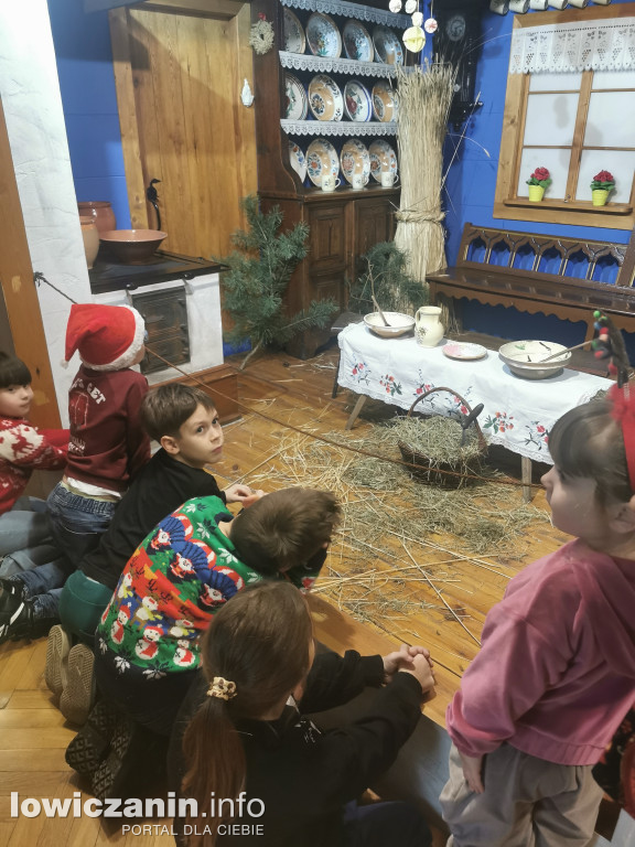 Tworzą świąteczne cuda! Rodzinne Warsztaty Bożonarodzeniowe w łowickim muzeum