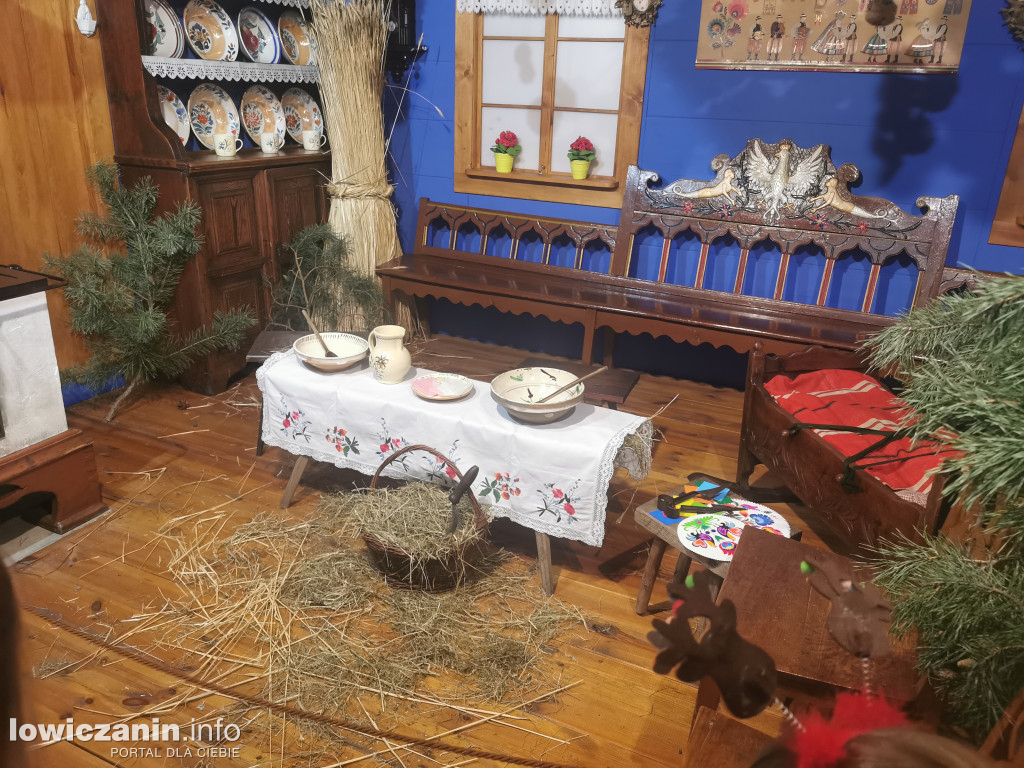 Tworzą świąteczne cuda! Rodzinne Warsztaty Bożonarodzeniowe w łowickim muzeum